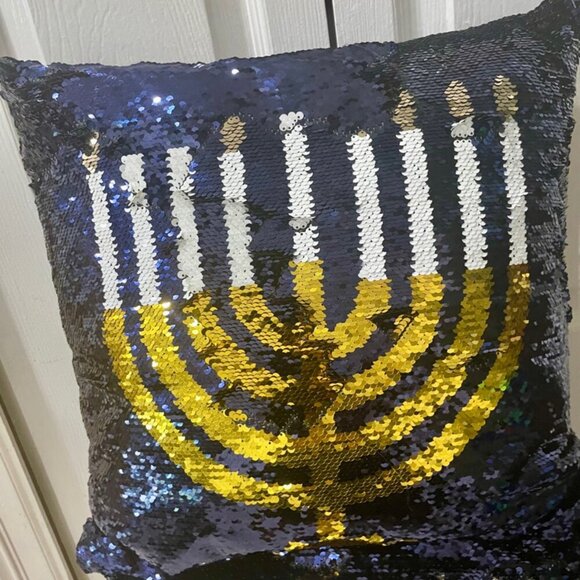 HANUKAH MENORAH SEQUIN PILLOWS FESTIVE LIGHTS 18x18 SET OF 2 EXCELLET CONDITION - Picture 14 of 16